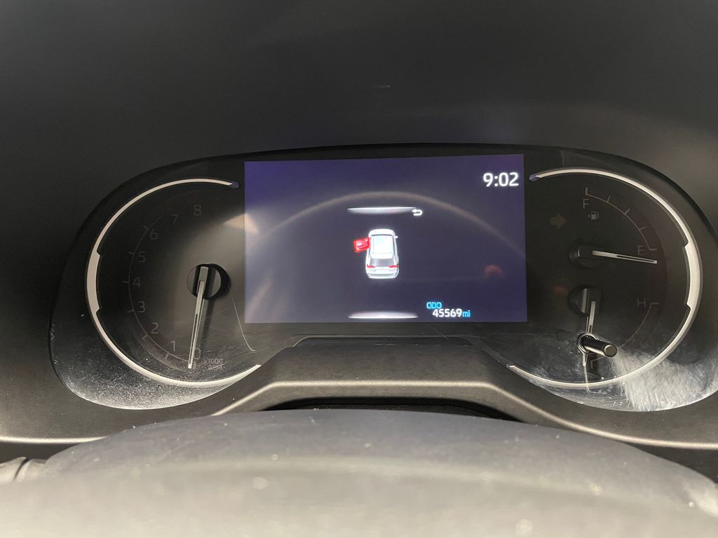 2023 Toyota RAV4 XLE 24