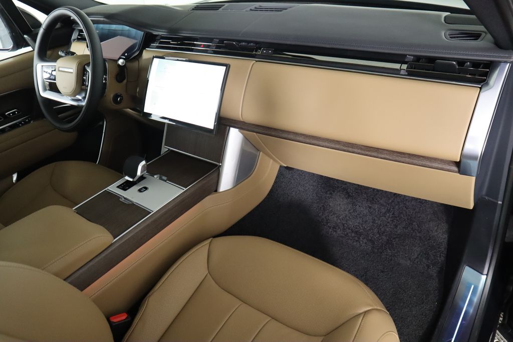 2025 Land Rover Range Rover SE 18