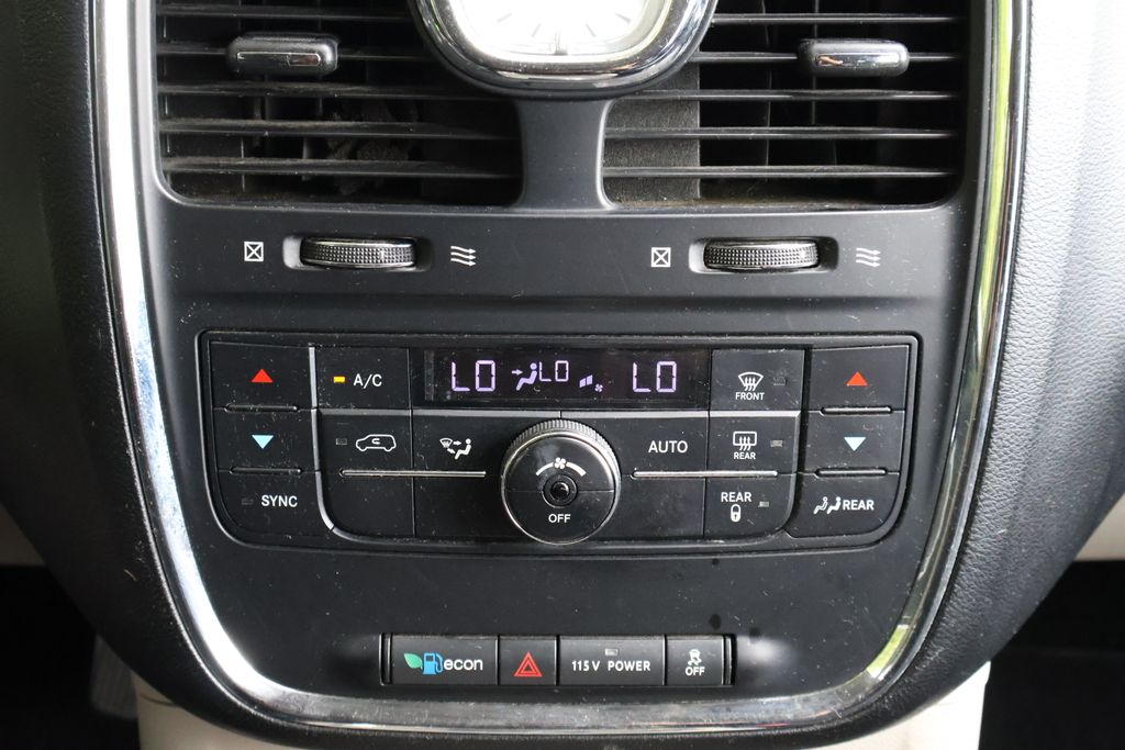 Thumbnail: 2013 Chrysler Town & Country - 17