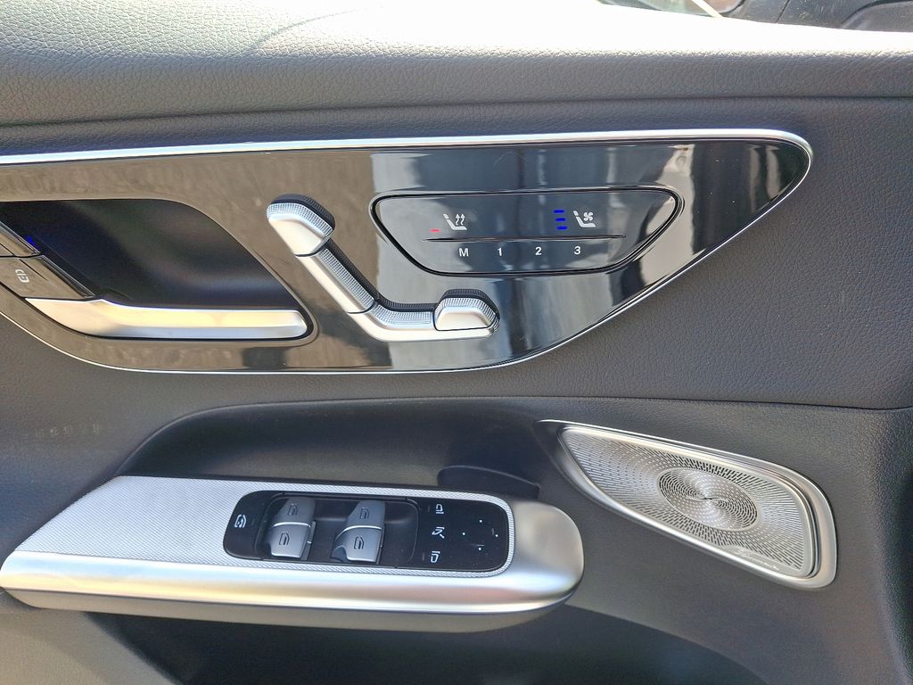 2025 Mercedes-Benz GLC 300 9