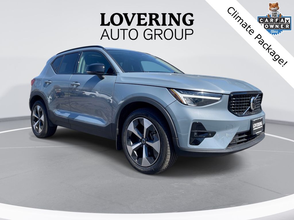 Gray Metallic 2023 Volvo XC40 B5 Plus Dark Theme AWD SUV / Crossover All-Wheel Drive Automatic