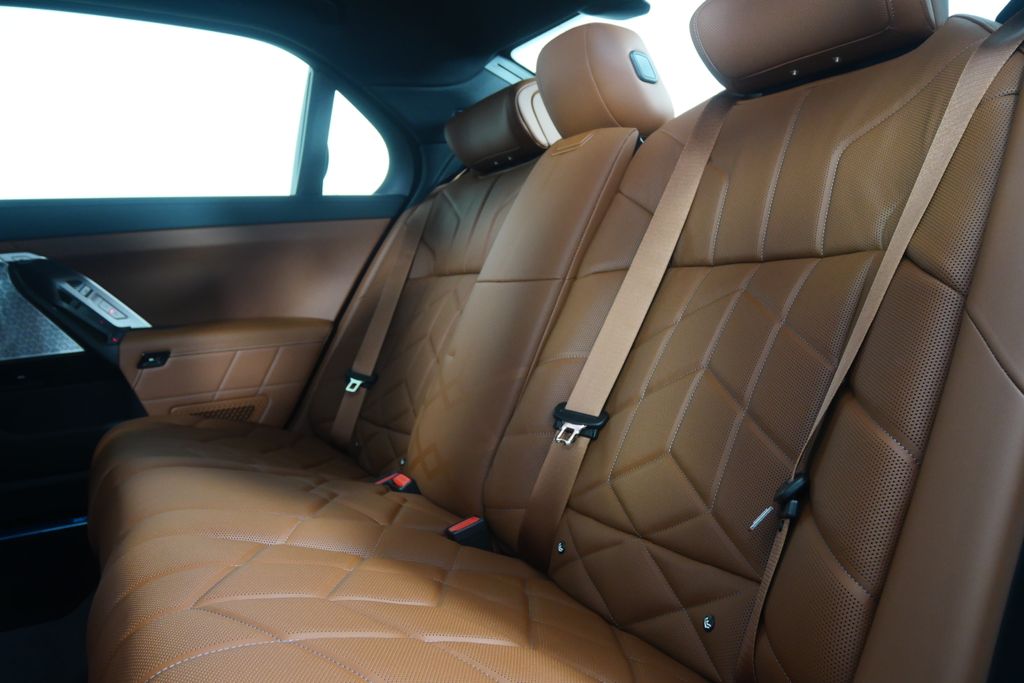 Thumbnail: 2026 BMW 7 Series - 15