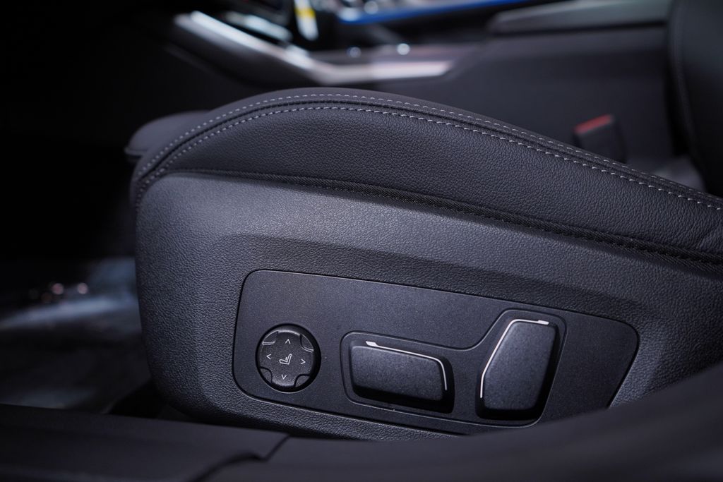 Thumbnail: 2025 BMW i4 - 12