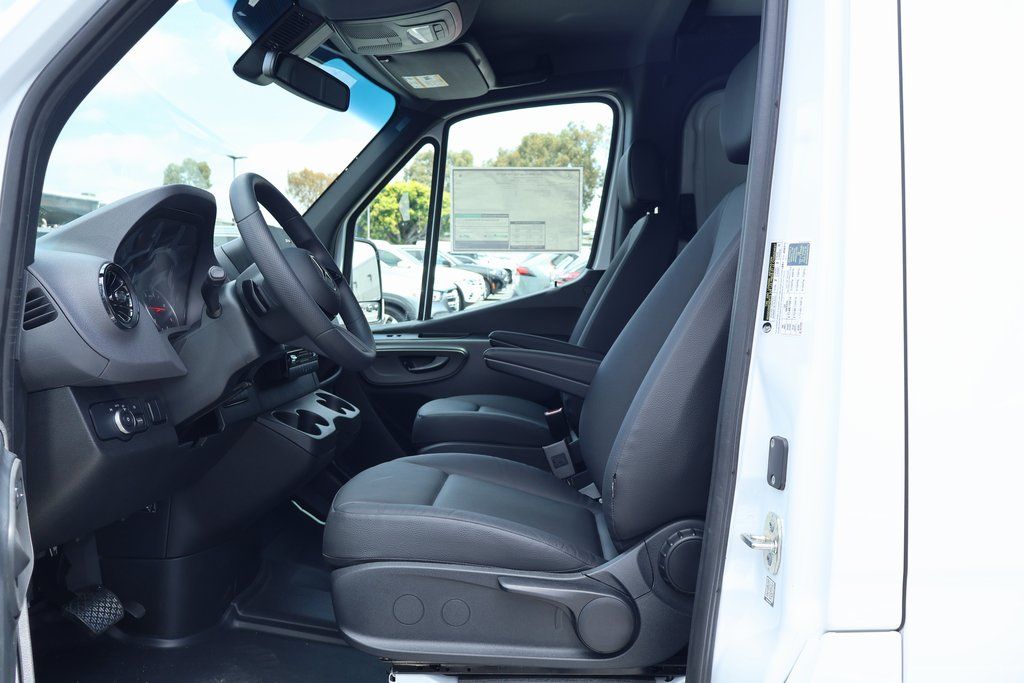 Thumbnail: 2025 Mercedes-Benz Sprinter - 6