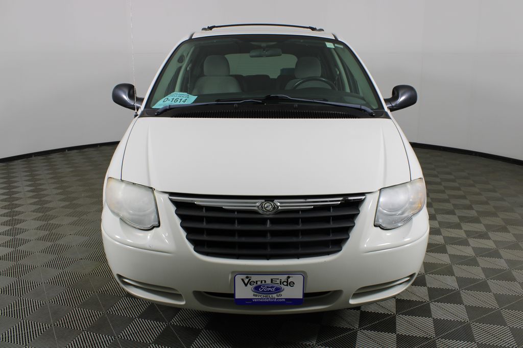 Used 2006 Chrysler Town & Country for sale in 