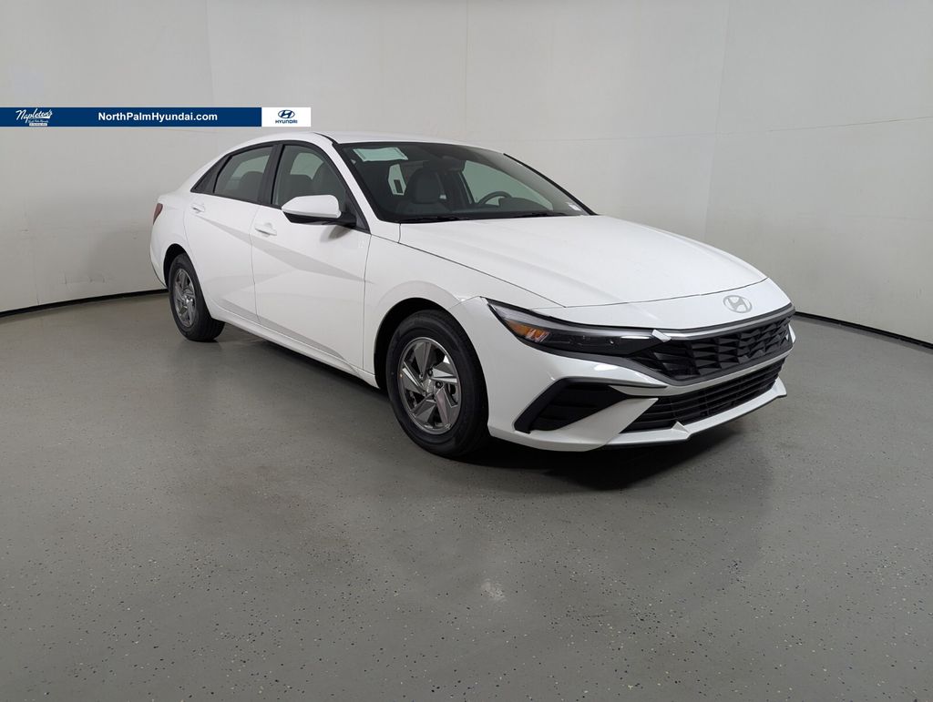 2025 Hyundai Elantra SE FWD