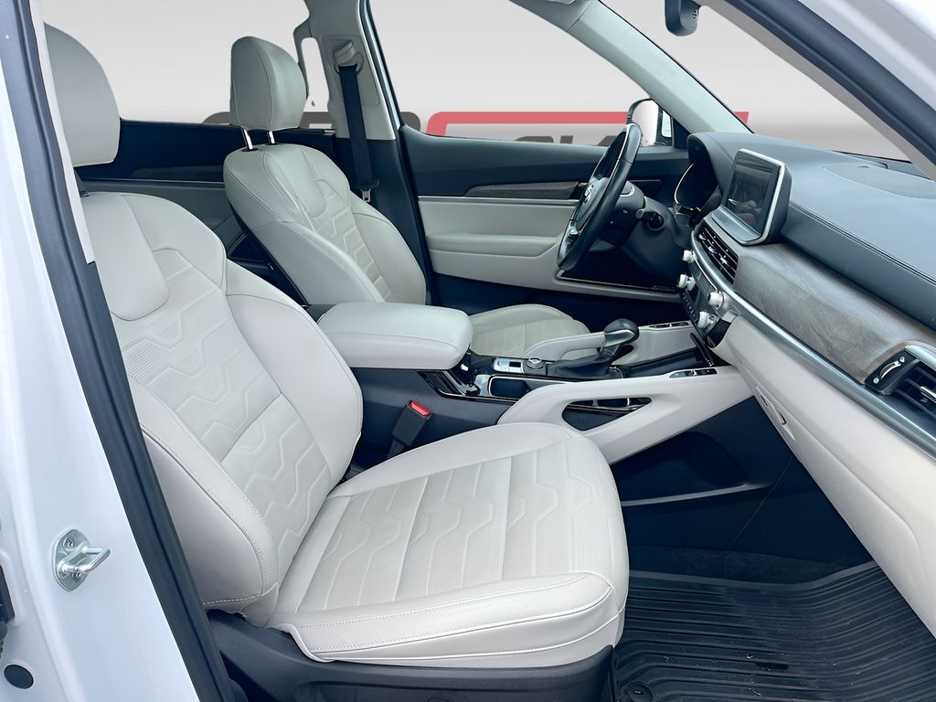 Used 2020 White Kia SX image 31