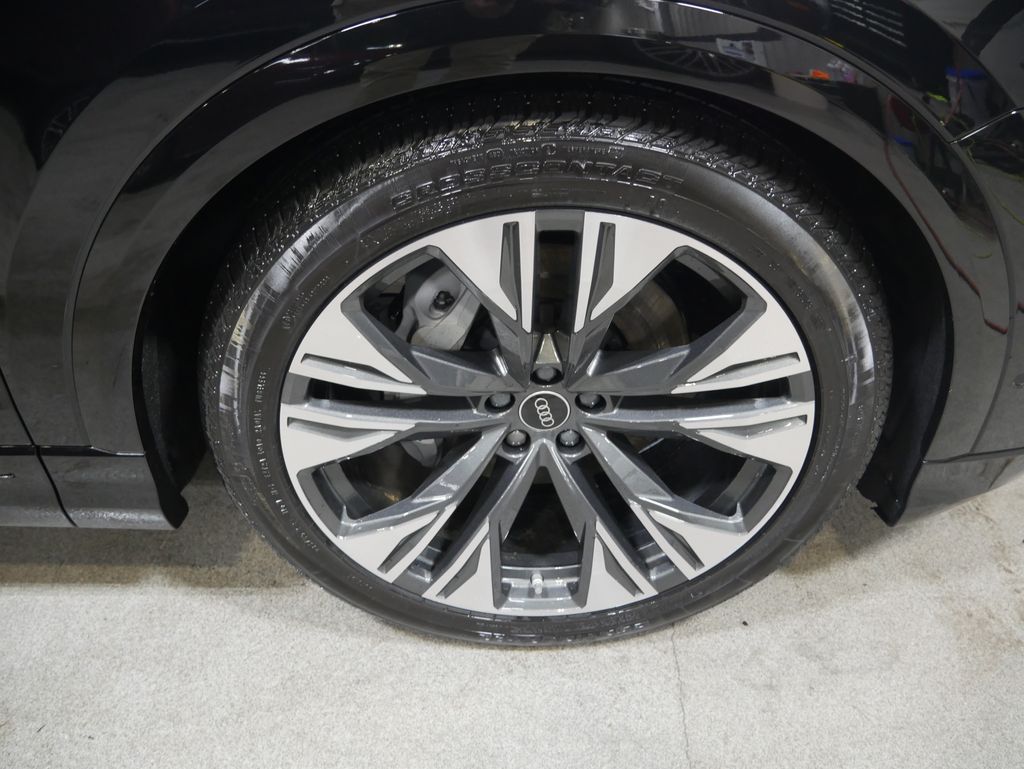 Thumbnail: 2026 Audi Q8 - 15