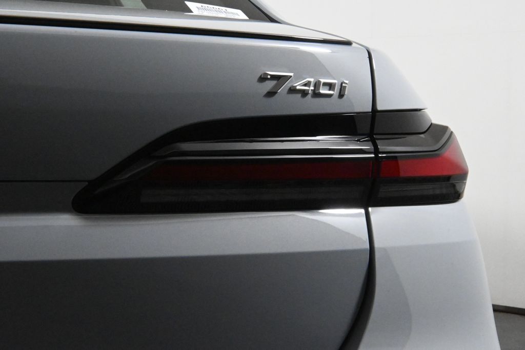 Thumbnail: 2025 BMW 7 Series - 13