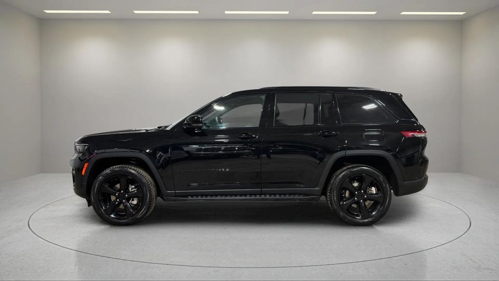 Used 2024 Diamond Black Crystal Pearlcoat Jeep Limited image 8