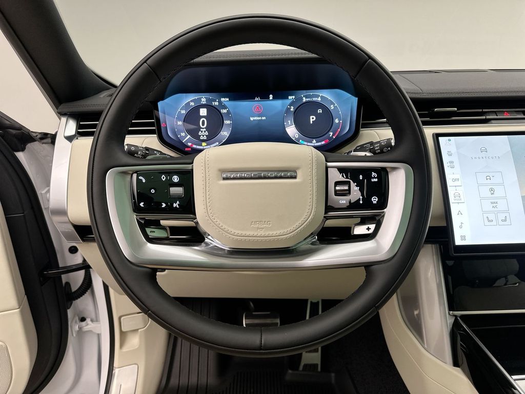 2025 Land Rover Range Rover SE 13