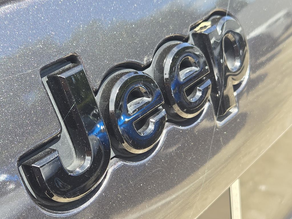 used 2020 Jeep Cherokee car, priced at $19,492