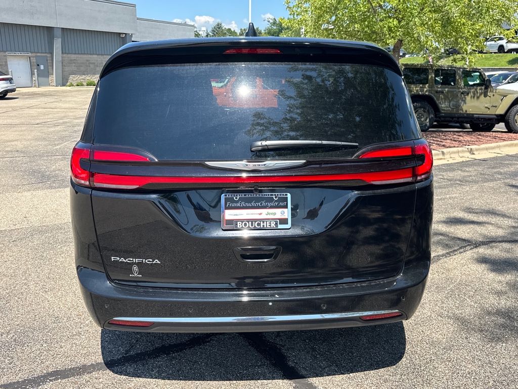 New 2026 Diamond Black Crystal Pearlcoat Chrysler Select image 3