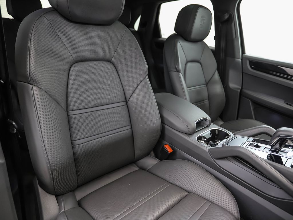 Thumbnail: 2020 Porsche Cayenne - 30