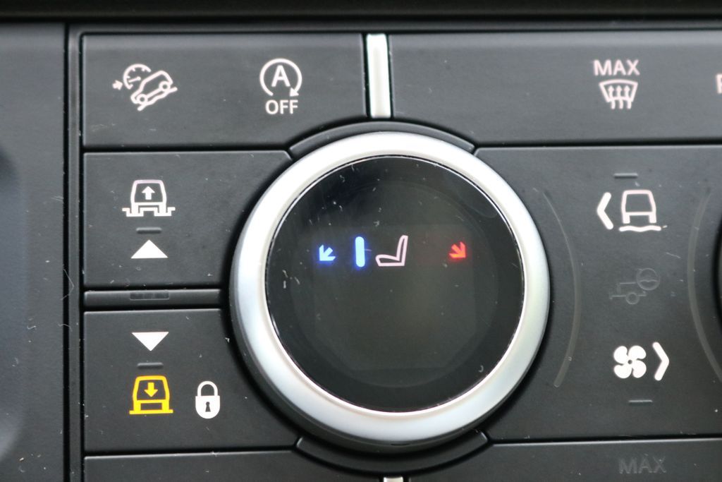 Used 2025  Land Rover X-Dynamic SE image 27