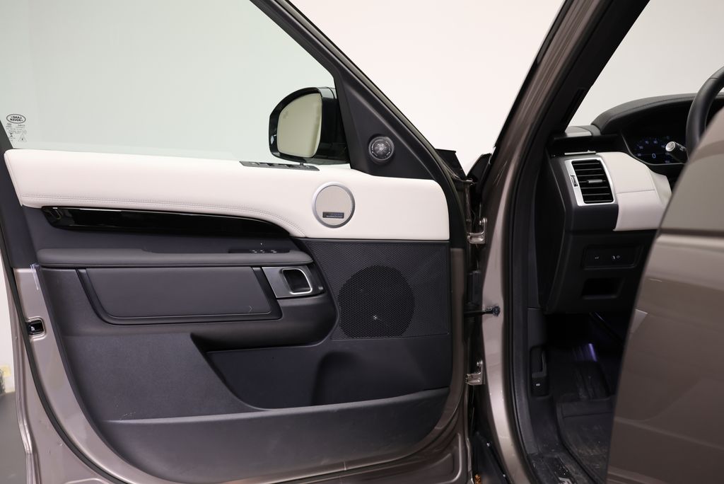 Thumbnail: 2023 Land Rover Discovery - 26