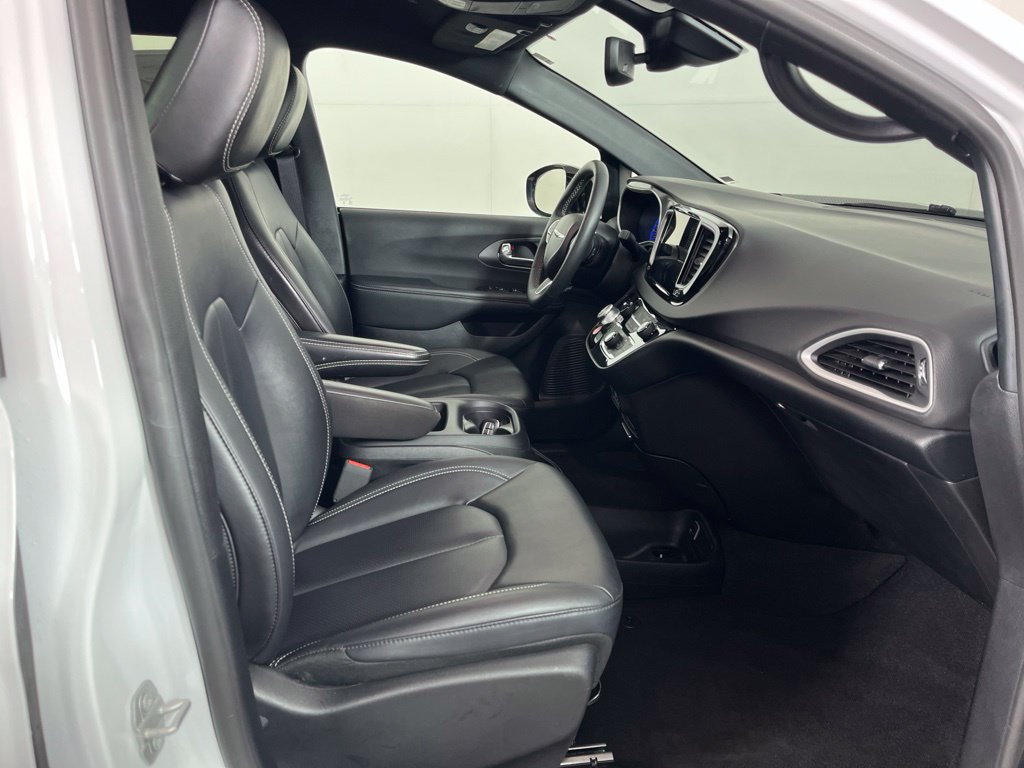 Thumbnail: 2025 Chrysler Pacifica - 3
