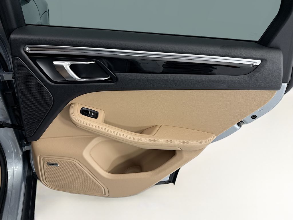 Thumbnail: 2025 Porsche Macan - 27