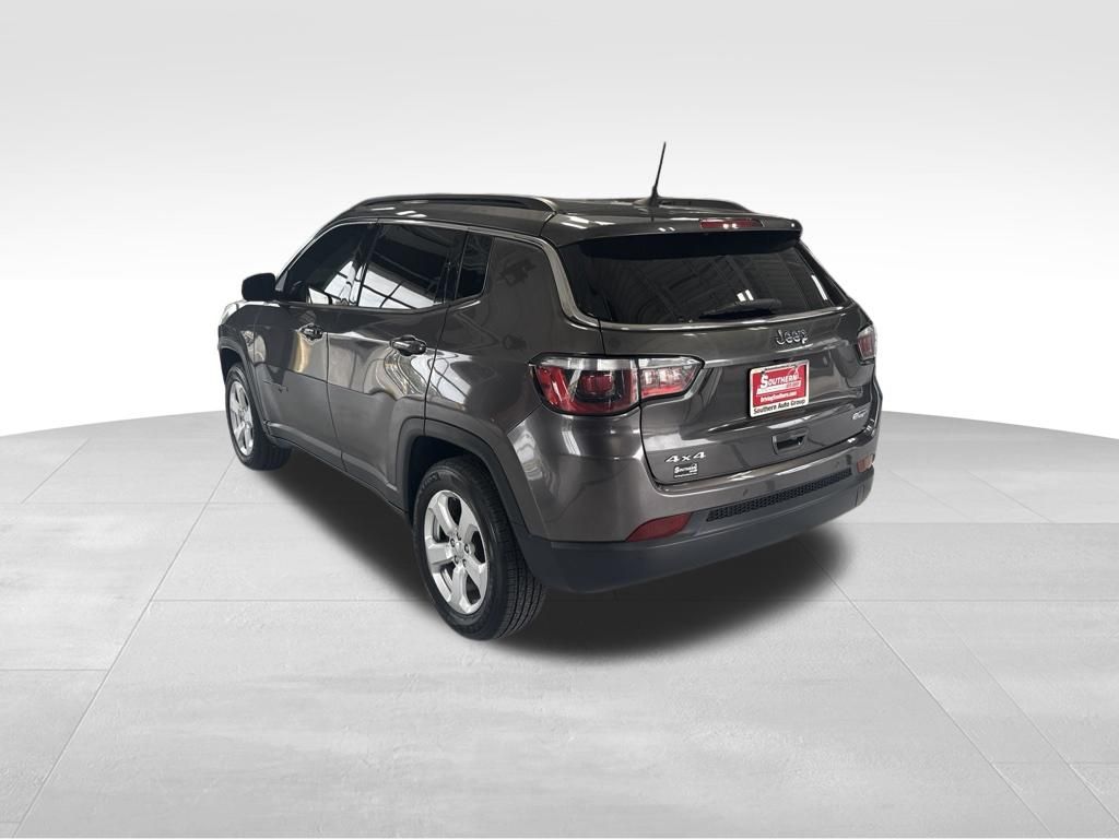 Used 2018 Gray Jeep Latitude image 3