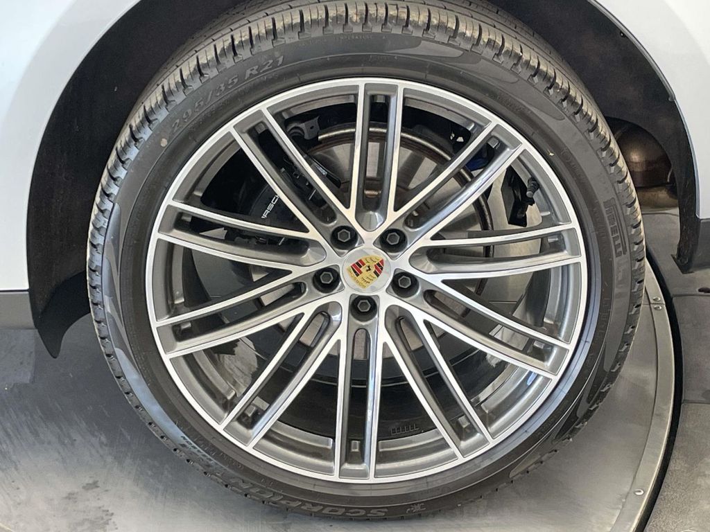 2025 Porsche Macan Base - 11