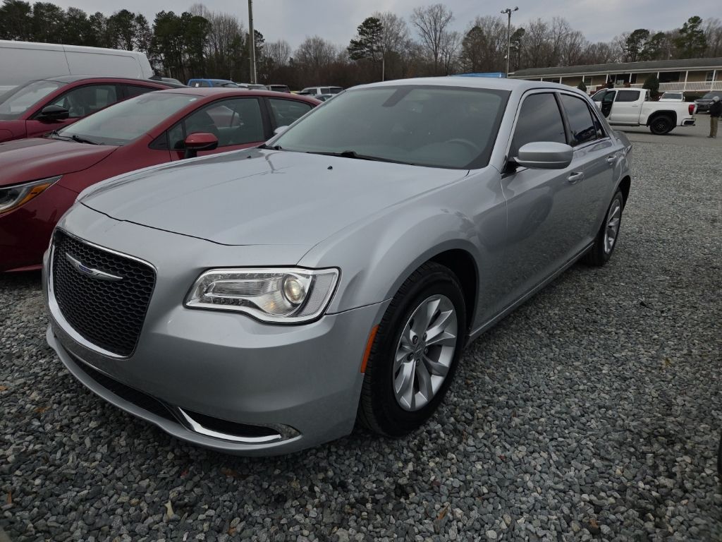 2022 Chrysler 300 Touring's photo