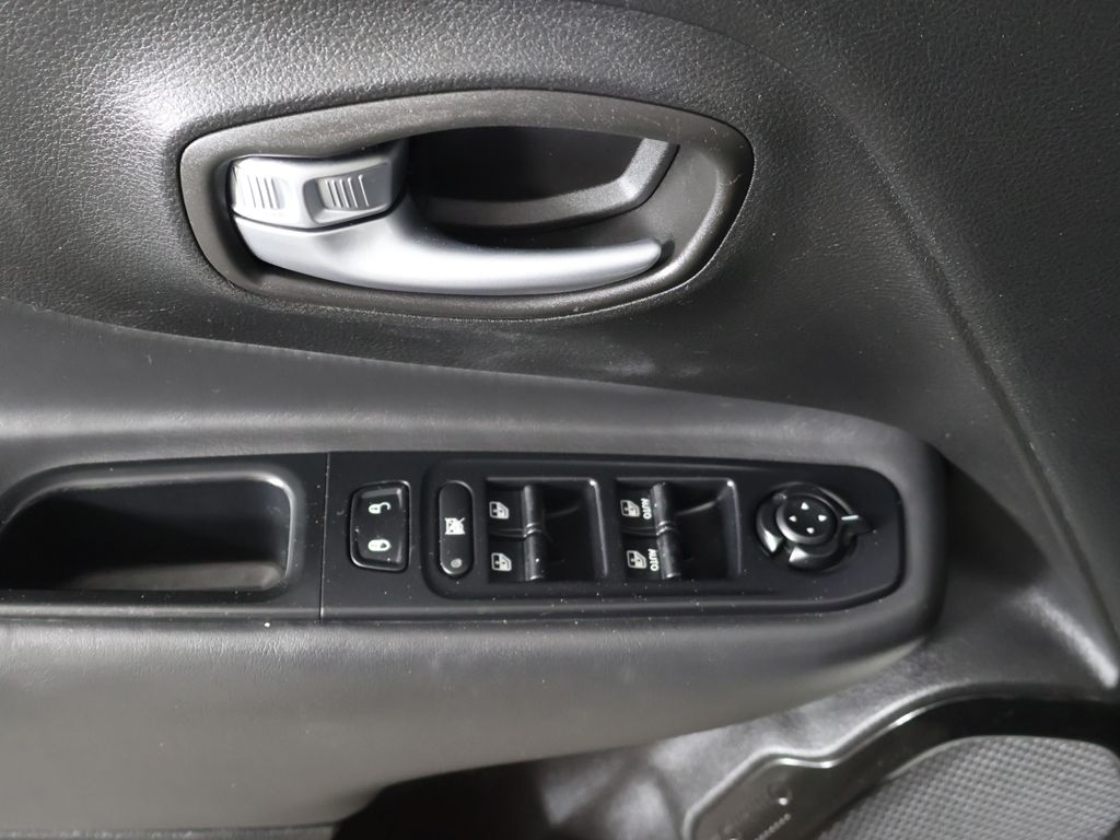 Used 2018 White Jeep Latitude image 30