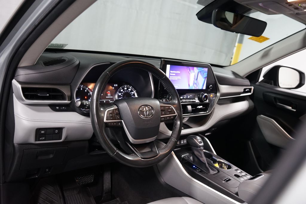 Thumbnail: 2023 Toyota Highlander - 11