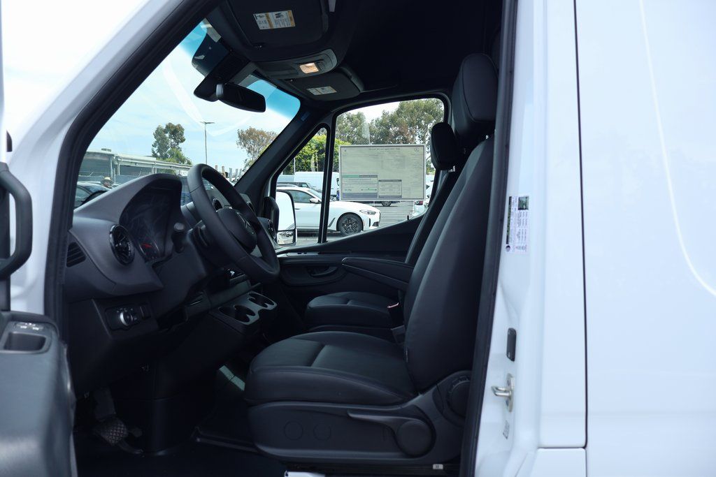 Thumbnail: 2025 Mercedes-Benz Sprinter - 6