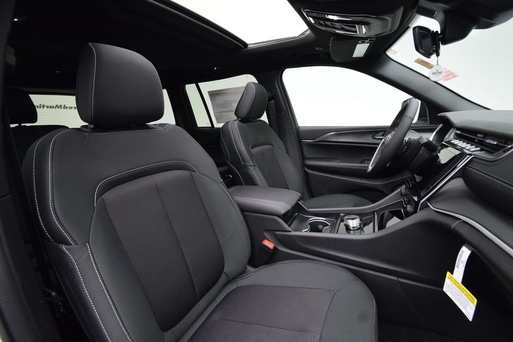 new 2026 Jeep Grand Cherokee car, priced at $37,984