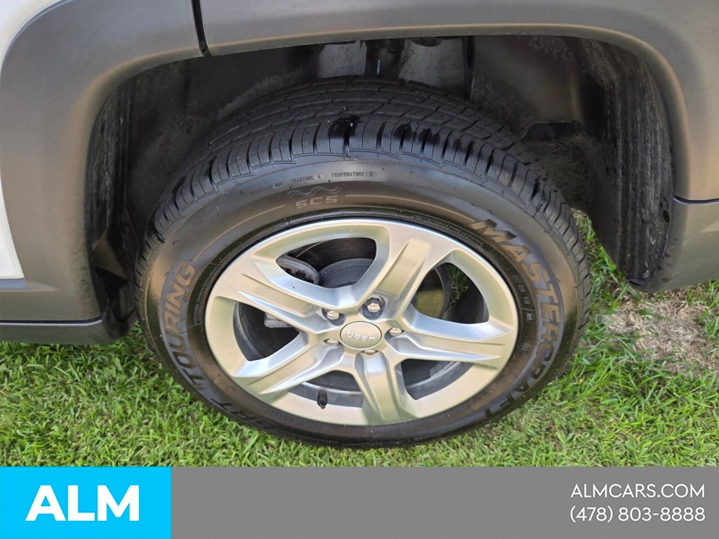 Used 2024 White Jeep Latitude image 10