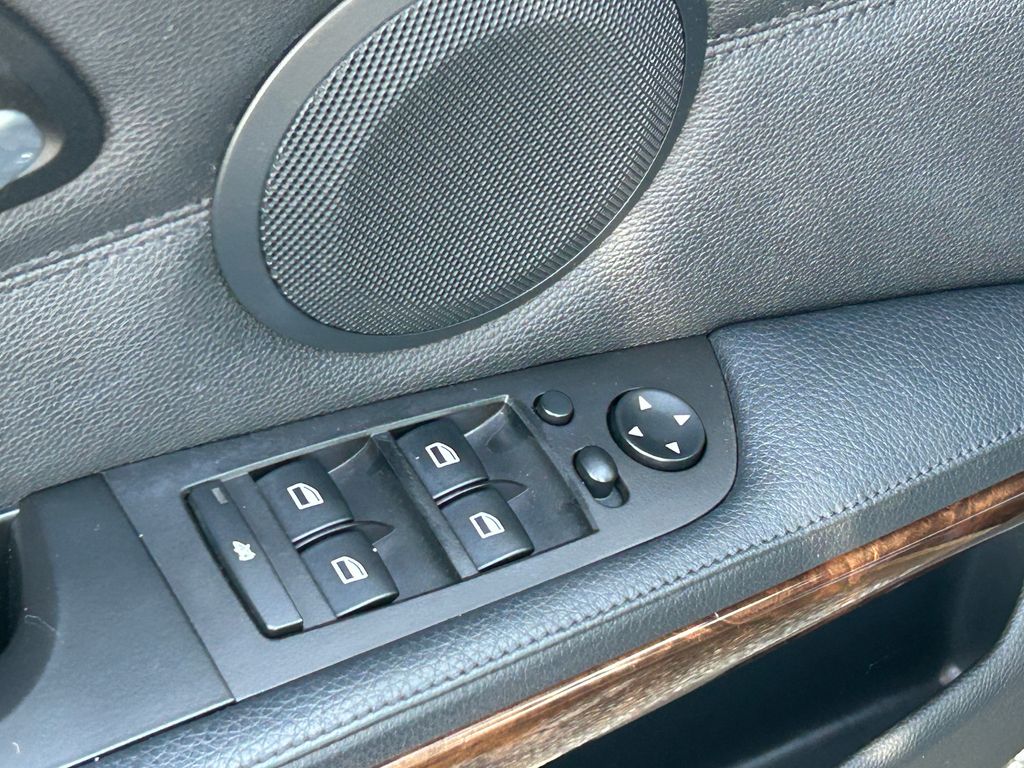 Thumbnail: 2011 BMW 3 Series - 12