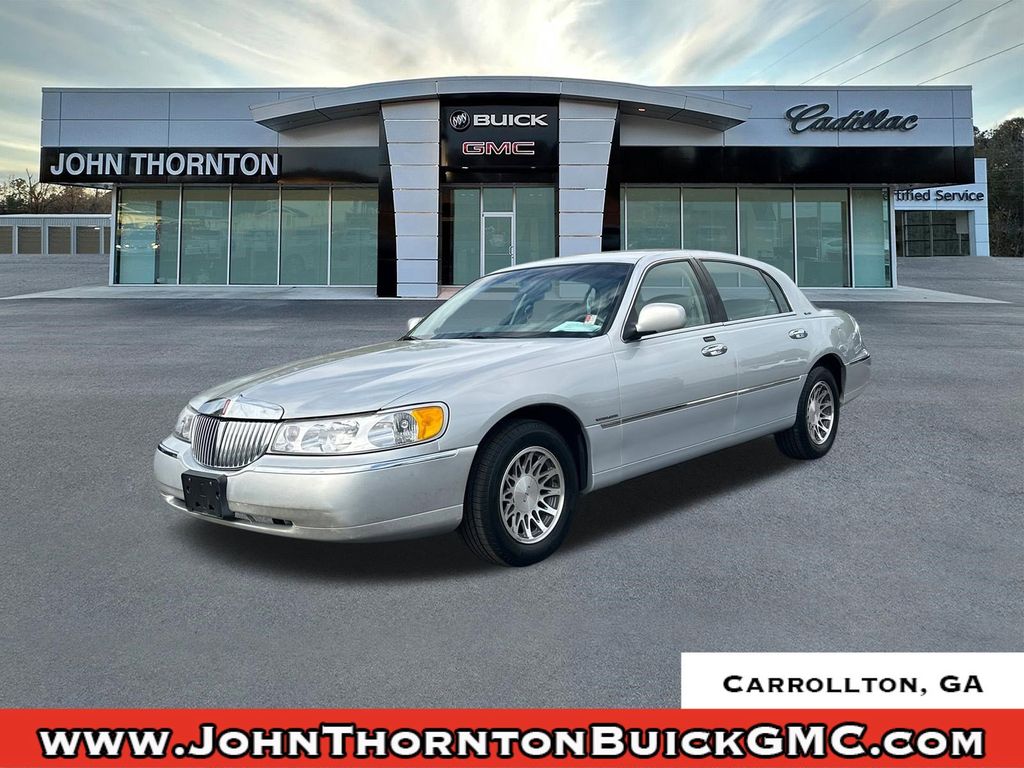 Silver Frost Clearcoat Metallic 2000 Lincoln Town Car Signature Sedan Rear-Wheel Drive 4-Speed Automatic Overdrive