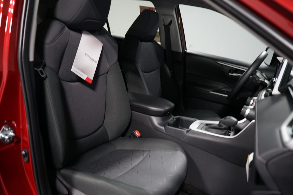2025 Toyota RAV4 XLE 28