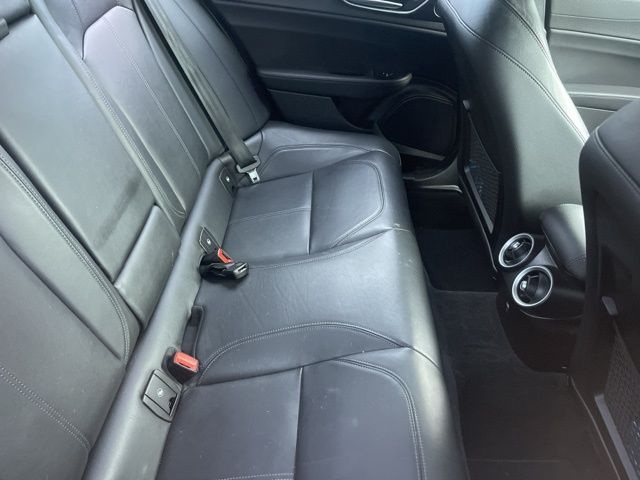 2017 Alfa Romeo Giulia Base 7