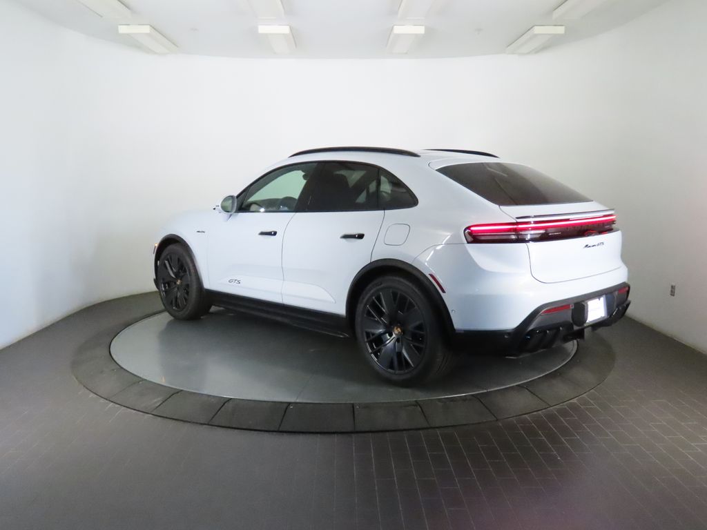 Thumbnail: 2026 Porsche Macan - 3