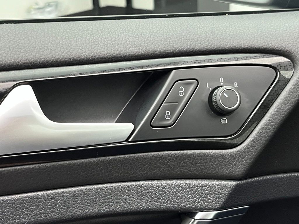 Thumbnail: 2016 Volkswagen Golf - 25