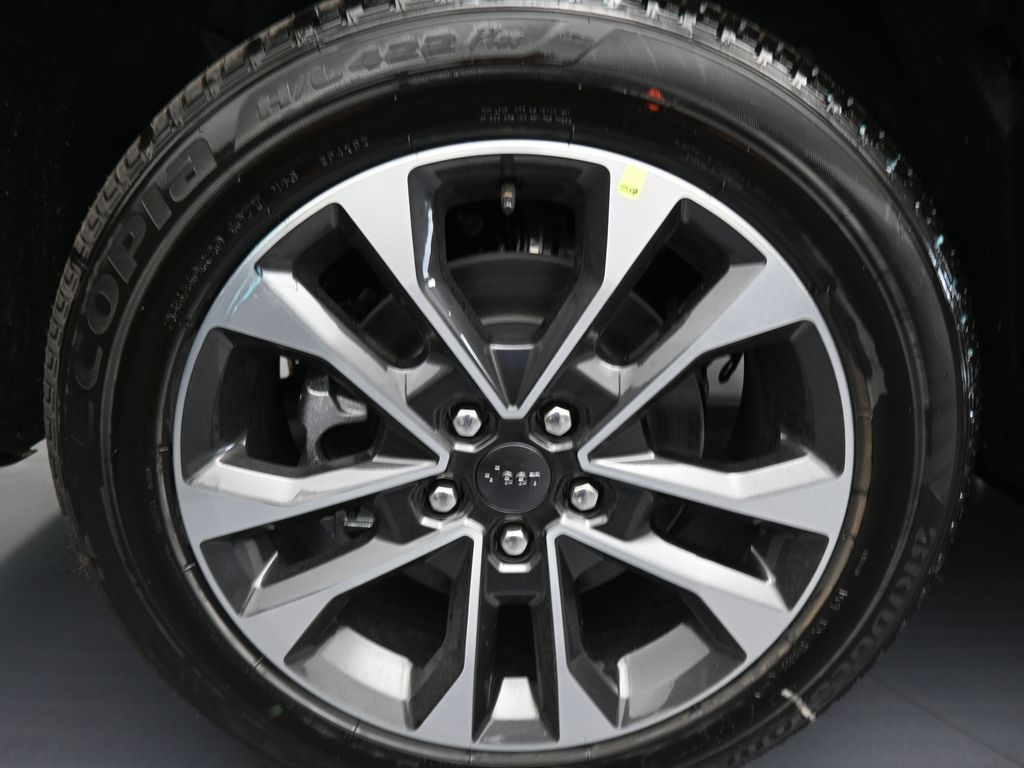 New 2025 Diamond Black Crystal Pearlcoat Jeep Overland image 39