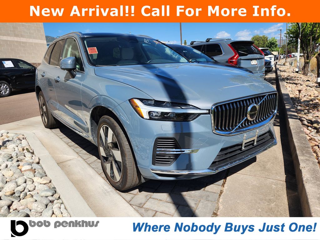 2023 Volvo XC60 Recharge Plug-In Hybrid T8 Plus Bright Theme