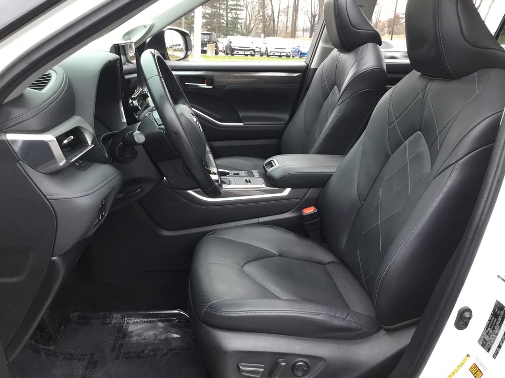 Thumbnail: 2022 Toyota Highlander - 14