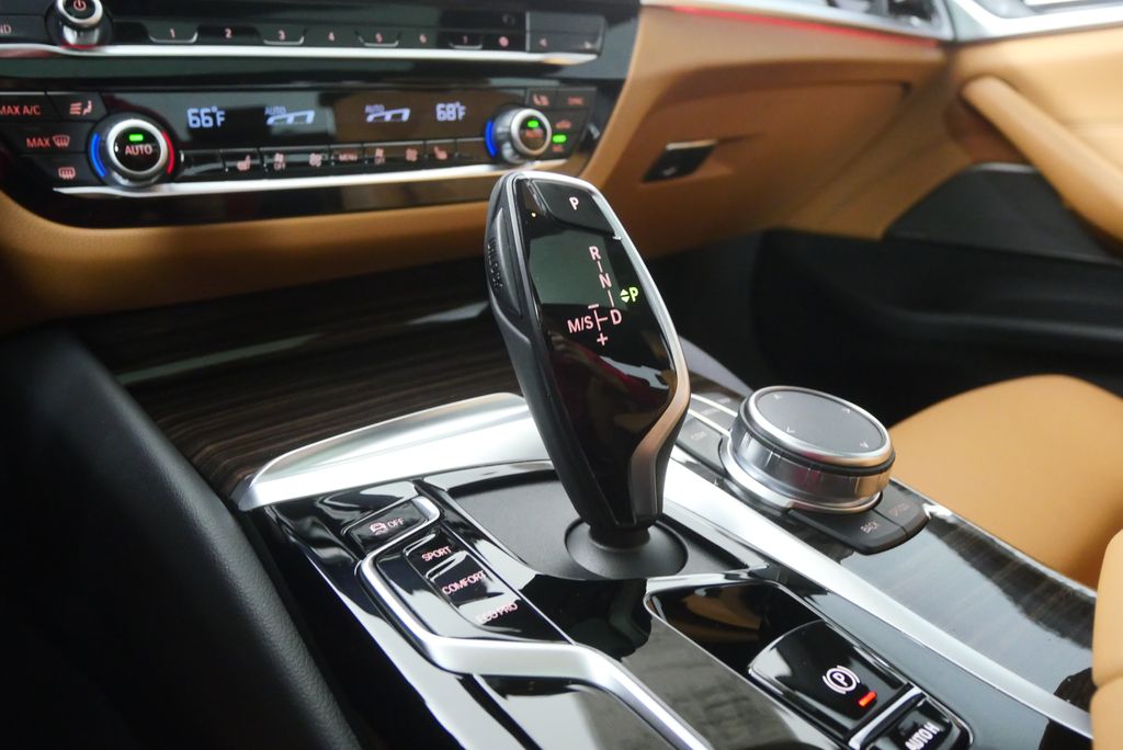 Thumbnail: 2023 BMW 5 Series - 23