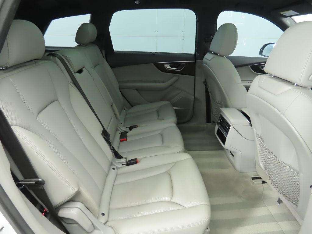 Thumbnail: 2021 Audi Q7 - 21