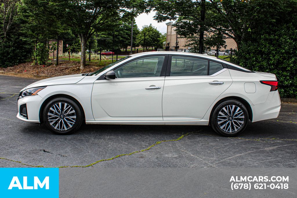 Used 2025 White Nissan 2.5 SV image 6