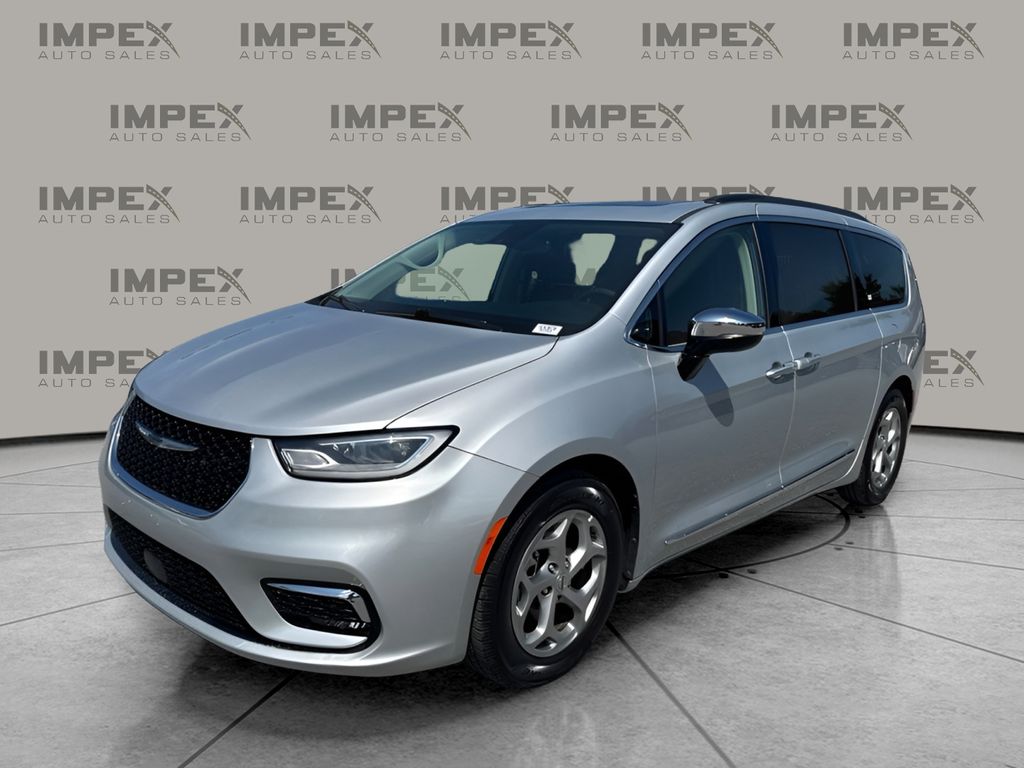 2023 Chrysler Pacifica Limited's photo