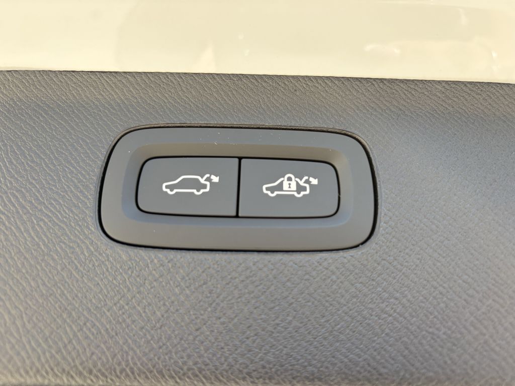 New 2026 Crystal White Volvo B6 Plus 7-Seater image 30