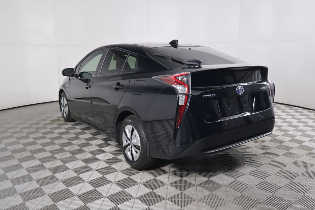 2016 Toyota Prius Four 7