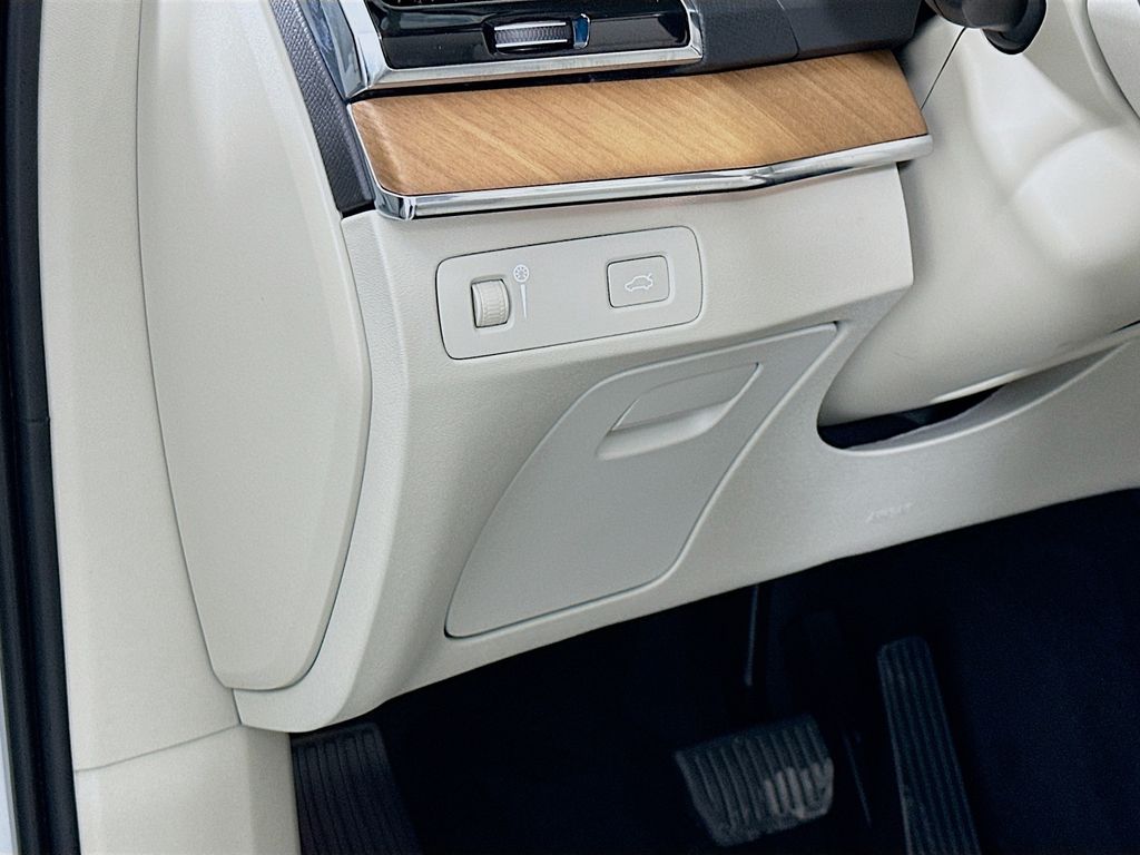 Thumbnail: 2021 Volvo XC90 - 10