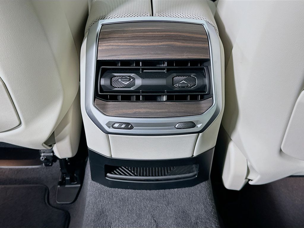Thumbnail: 2026 BMW 7 Series - 18
