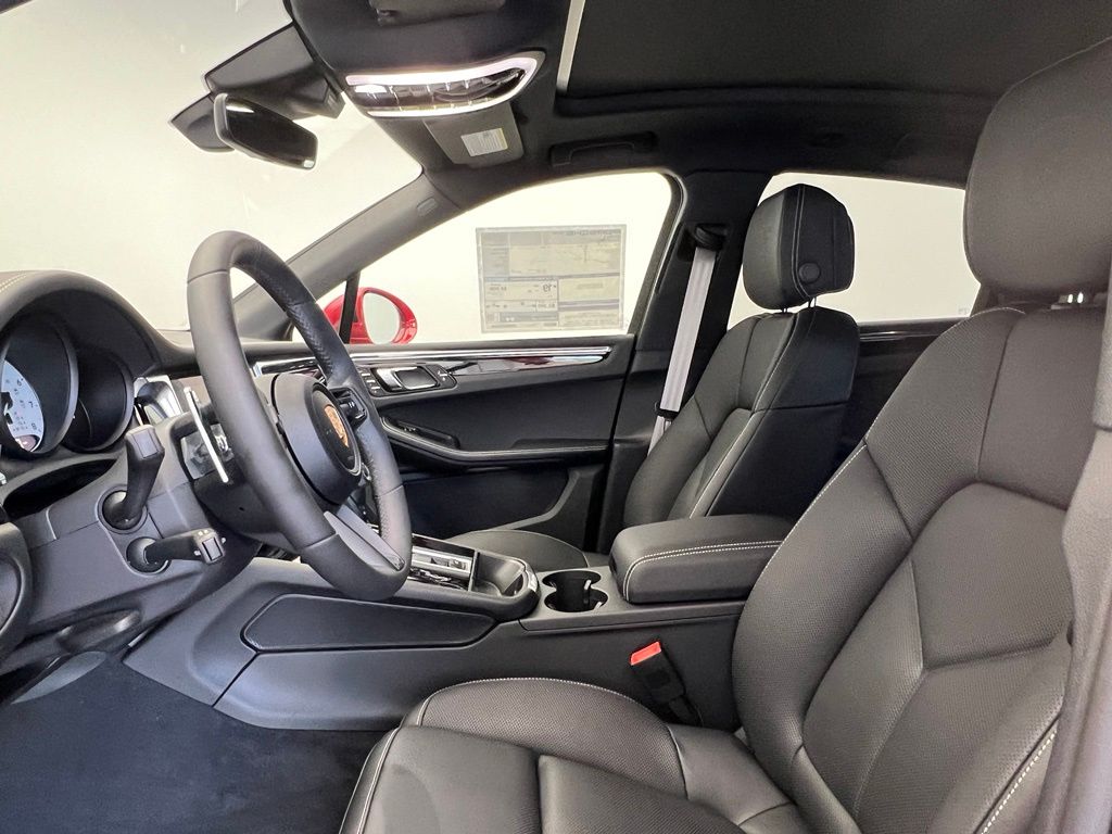 Thumbnail: 2026 Porsche Macan - 5