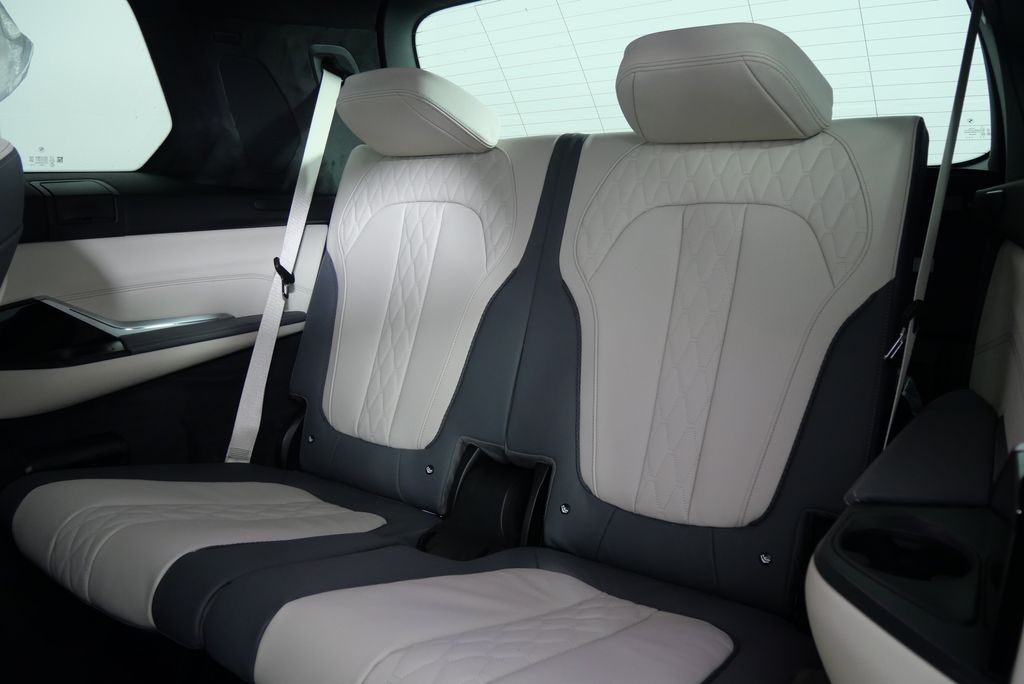 2025 BMW X7 Alpina XB7 18
