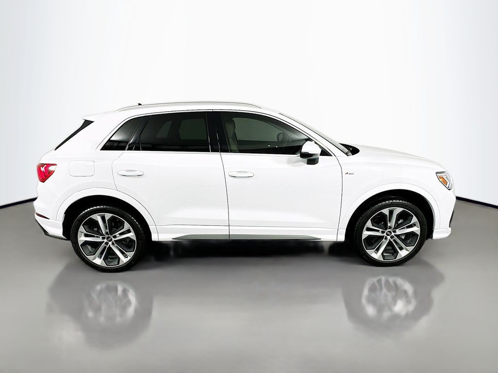 Thumbnail: 2021 Audi Q3 - 4